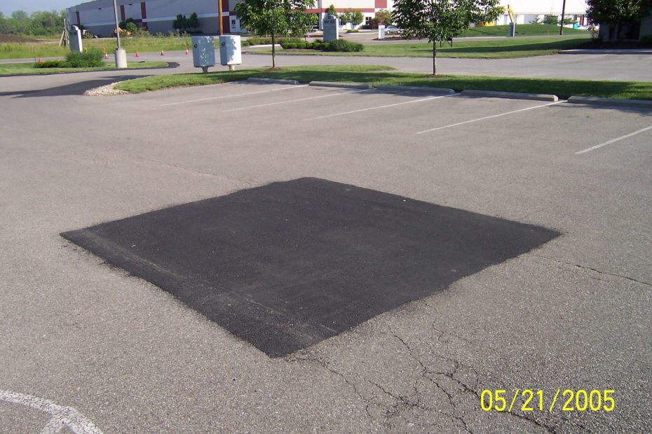 In privinta asfaltului  in functie de grosimea stratului pe care il preferati  fie cumparati  asfalt  „la rece” care se livreaza in saci de 30kg  ce poate fi lucrat in orice anotimp  sau acelasi produs este livrat vrac  pentru lucrare imediata  la p
