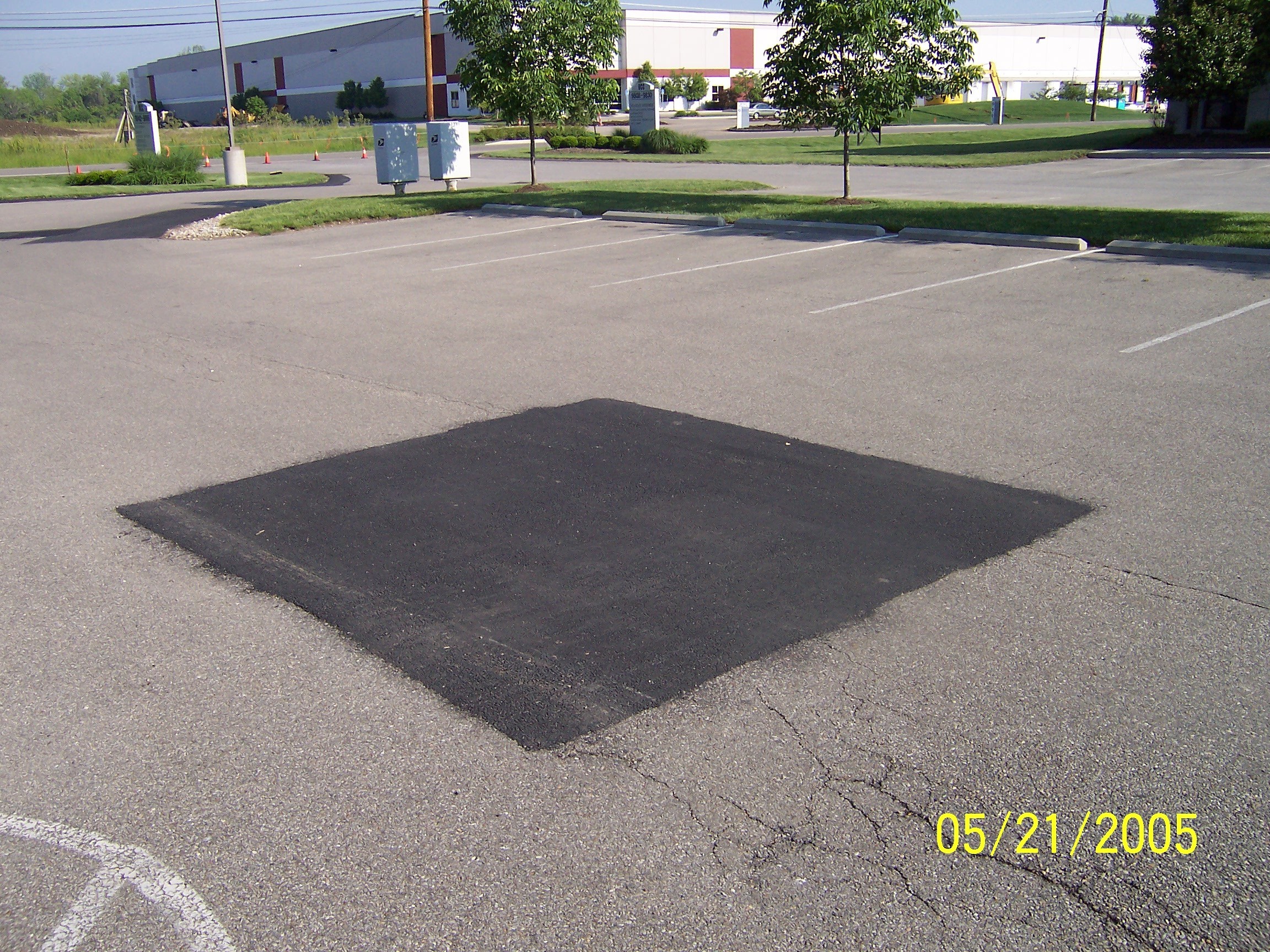 In privinta asfaltului  in functie de grosimea stratului pe care il preferati  fie cumparati  asfalt  „la rece” care se livreaza in saci de 30kg  ce poate fi lucrat in orice anotimp  sau acelasi produs este livrat vrac  pentru lucrare imediata  la p