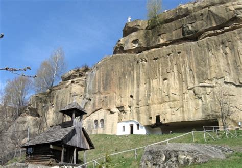 Manastirea Corbii De Piatra Localizare