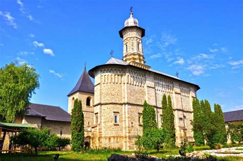 Manastiri Care Primesc Pomelnice Online
