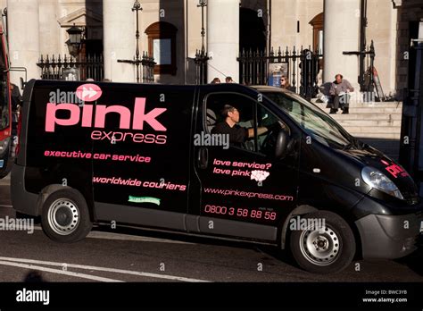 Pink Express Delivery Cu Ce Se Ocupa